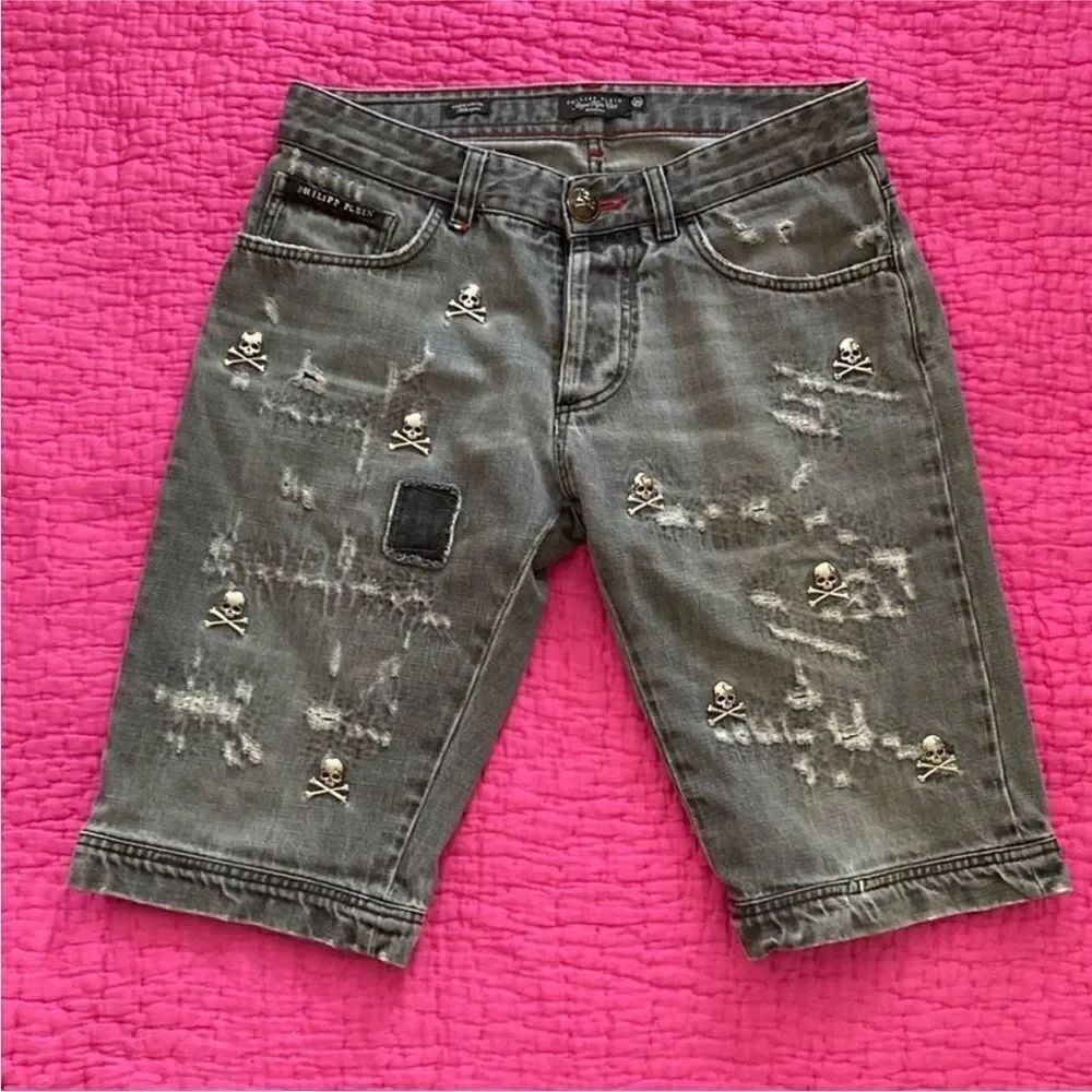 Philipp Plein Stylish Gray Skull Embellished Men Shorts, size 29